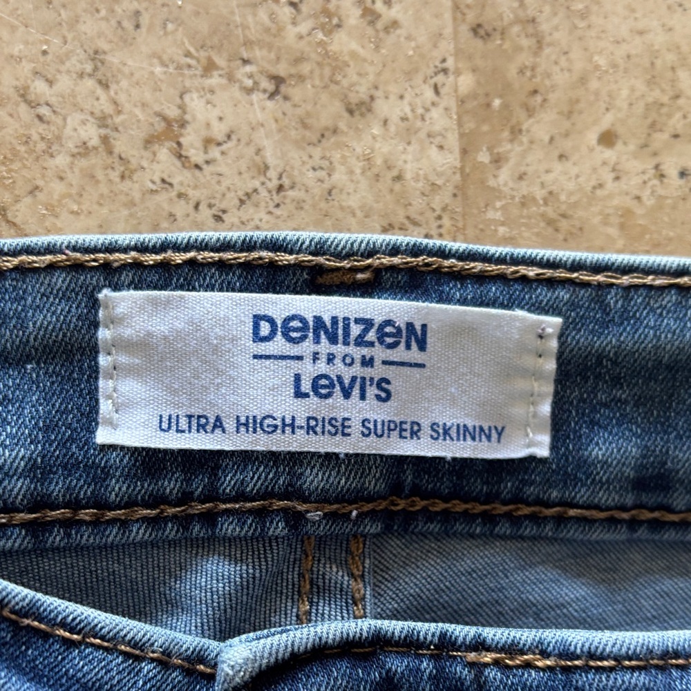 Denizen from Levi's Women's Skinny Jeans in Medium Blue Wash - Picture 2 of 5